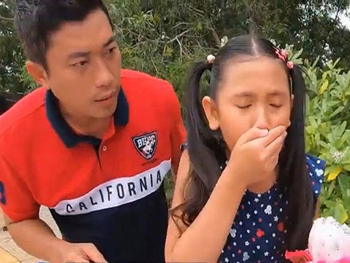 Năm 2019, Kinh Quốc bị chỉ trích vì nghi vấn lợi dụng trẻ con làm trò câu view trên Youtube khi dùng tiền thách diễn viên nhí Minh Anh ăn hết 5 quả thanh long. Trên Ngôi Sao, nam diễn viên thừa nhận anh không hoàn toàn trong sáng khi thực hiện loạt vlog thử thách ăn uống nhận tiền thưởng. Ảnh: Vietnamnet