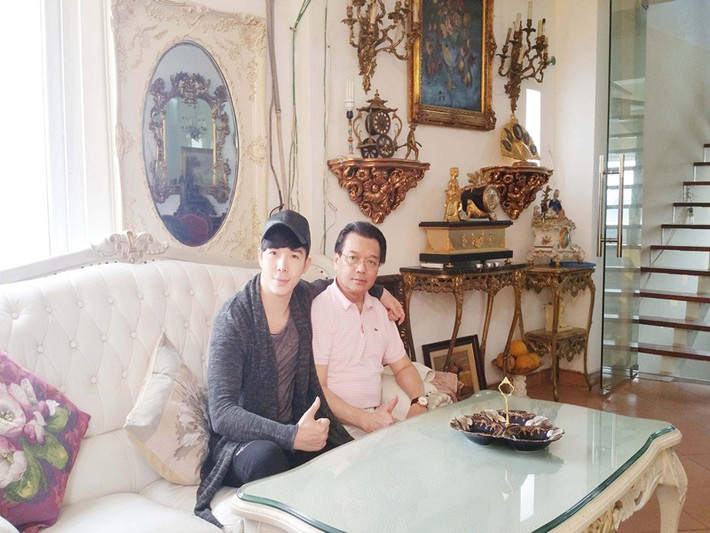 Nathan Lee từng cho biết điều anh tiếc nhất là không có may mắn được ở bên bố nhiều khi còn nhỏ và thú vui của anh là thi thoảng vòi tiền tiêu vặt để cảm thấy được bố quan tâm. Ảnh: An ninh thủ đô