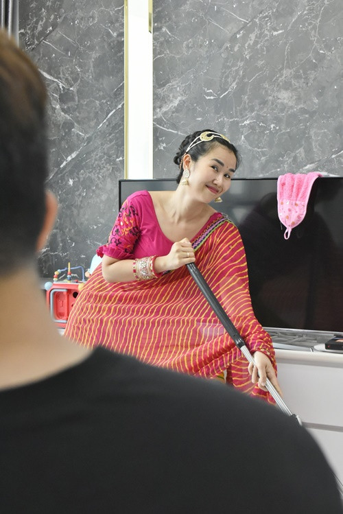 Mới đây, Võ Hạ Trâm cho biết, cô được ông xã người Ấn Độ hỗ trợ làm MV mới. Nữ ca sĩ cho biết, đây là lần đầu tiên cô nhờ chồng đầu tư sản phẩm âm nhạc. Màn "kêu gọi vốn" của Võ Hạ Trâm đầy hài hước.