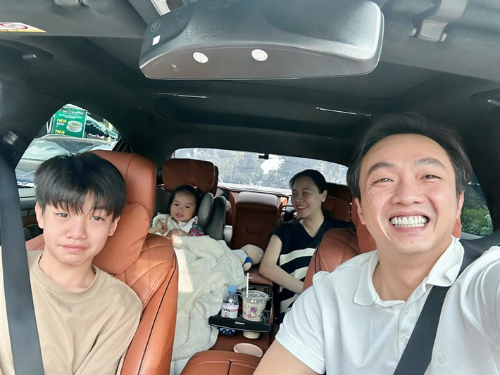 Trên trang cá nhân, Cường Đô la vừa đăng tải khoảnh khắc vui vẻ bên bà xã Đàm Thu Trang và hai con. Đáng chú ý, gương mặt của Đàm Thu Trang được nhận xét có phần tròn trịa hơn.