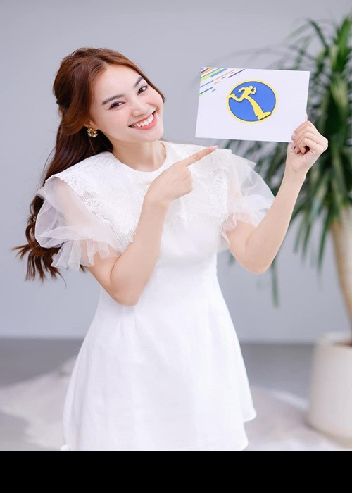 Ninh Dương Lan Ngọc cũng hot không kém Trường Giang. Cô là cái tên sáng giá trong ở mảng phim ảnh lẫn gameshow trong vài năm gần đây. Đến nay, Lan Ngọc góp mặt trong hai bộ phim Việt trăm tỷ "Gái già lắm chiêu 3" và "Cua lại vợ bầu". Hiện tại, fanpage của nữ diễn viên có 5,4 triệu tài khoản theo dõi.