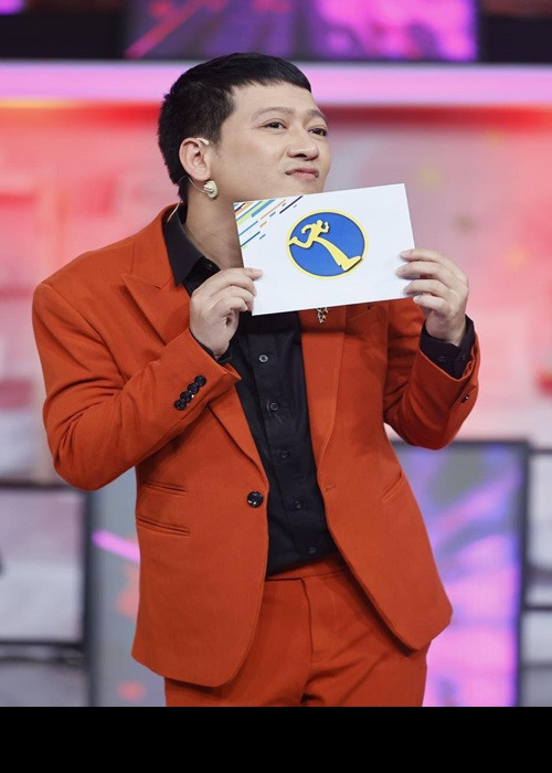 Trường Giang là một trong những nghệ sĩ tham gia Running Man Vietnam. Khó có thể phủ nhận độ nổi tiếng của nam nghệ sĩ này. Trong vài năm trở lại đây, Trường Giang thống trị gameshow, điện ảnh. Anh từng đóng chính loạt phim điện ảnh như “Lật mặt 1”, “49 ngày”, “30 chưa phải Tết”, “Taxi, em tên gì”, “Siêu sao siêu ngố”. Trong đó phim “Siêu sao siêu ngố” thu về trăm tỷ. Ở mảng gameshow, Trường Giang đóng vai trò MC, người chơi, giám khảo. Hiện tại, fanpage của anh có đến 5,3 triệu tài khoản theo dõi.