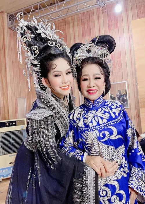 Bình Tinh là con gái của nghệ sĩ Bạch Mai. Chỉ trong thời gian ngắn, cô mất đi 3 người thân gồm mẹ ruột, dì ruột - nghệ sĩ Kim Phượng và cậu ruột - nhạc sĩ Thanh Châu.