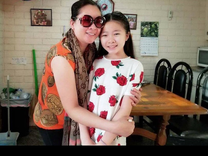 Đến khi bà ngoại qua đời, Đông Nghi sống với ba do Như Quỳnh thường xuyên vắng nhà vì công việc.