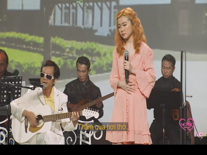 Đông Nghi thể hiện ca khúc tiếng Anh có tên "Love still remains" (Chỉ còn lại yêu thương). Không ít khán giả khen ngợi giọng hát của con gái Như Quỳnh. Ngoài ra, ngoại hình của Đông Nghi cũng gây chú ý. Em nhuộm tóc vàng, uốn xoăn nhẹ, diện váy hồng, sơn móng tay cùng tông màu trang phục. Ảnh: Yan