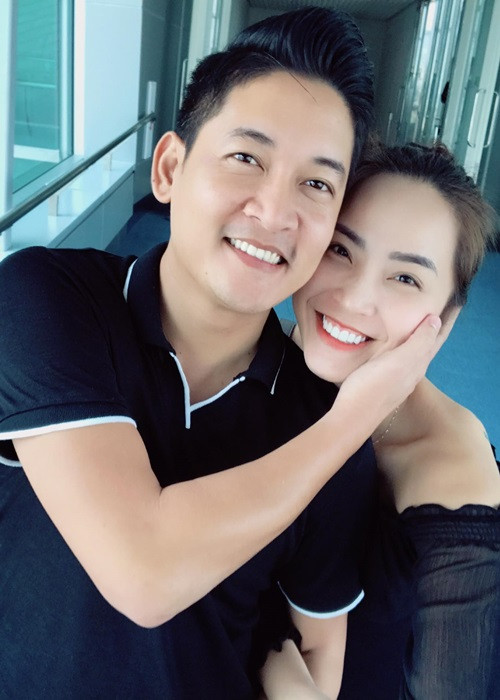 Hải Băng vướng tin đồn mang bầu lần 4 với Thành Đạt khi viết trên trang cá nhân: "Ai cũng chơi thử thách mùa này. Bạn đẻ được bao nhiêu em bé? Khai thật, em sắp đẻ nữa". Mới nhất, cô phủ nhận tin đồn bầu bí. "Đùa dai quá cũng kì. Em chờ làm cô thôi chứ hết đẻ được rồi", Hải Băng phản hồi một cư dân mạng.