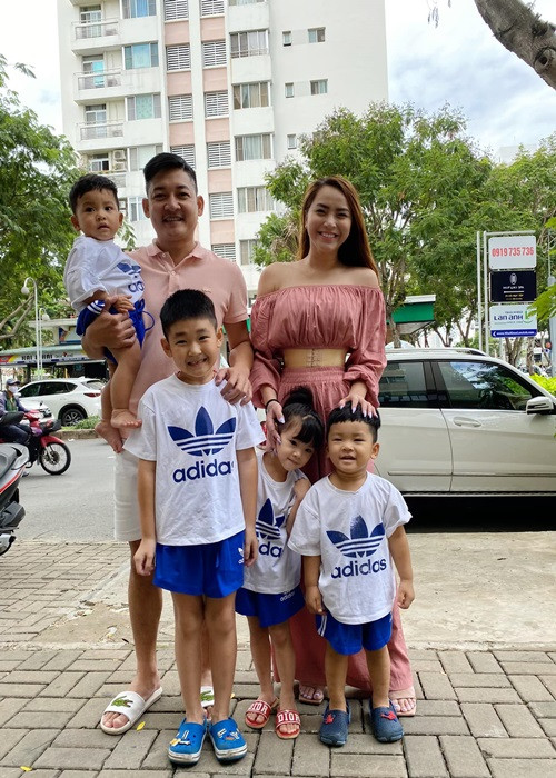 Vào mùa dịch, vì không thể thuê người giúp việc, cặp đôi phải chia nhau phụ trách chăm sóc 3 con nhỏ.