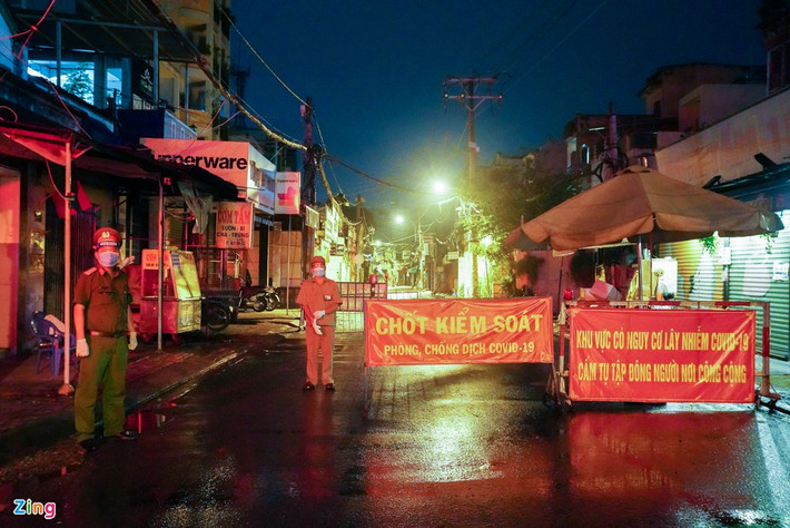 Từ 0h ngày 23/8, người không thuộc trong 16 nhóm đối tượng được ra đường hoặc không mang đầy đủ giấy tờ hợp lệ đều sẽ bị từ chối khi đi qua chốt kiểm soát dịch.