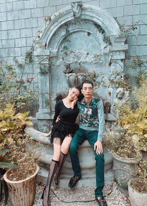 Mới đây, xuất hiện trong chương trình Có hẹn lúc 22 giờ, ca sĩ Hải Yến Idol thú nhận: "Vợ chồng tôi đang trên đà tuột dốc về chuyện chăn gối. Dù nhận ra được vấn đề của hai vợ chồng nhưng tôi nghĩ, đây là giai đoạn chuyển tiếp trong hôn nhân và mình phải chấp nhận điều đó. Tôi thấy rằng, khi còn trẻ, vợ chồng phải cần vun đắp tình yêu để khi một trong hai không còn sức để giải quyết vấn đề chăn gối nữa thì vẫn còn tình yêu dành cho nhau. Sau khi sinh con thứ hai, vợ chồng tôi không ngủ chung với nhau suốt cả năm nhưng vẫn hạnh phúc".