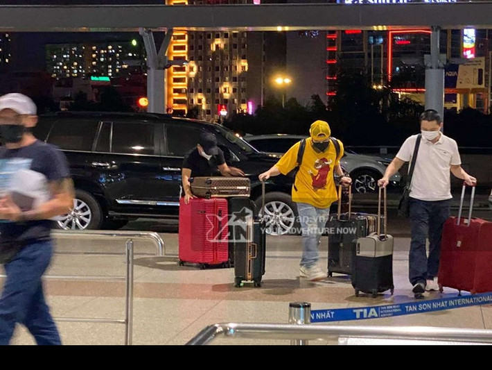 Tối ngày 19/8, dàn sao Running Man Vietnam đáp chuyến bay sang Hàn Quốc ghi hình. Trong ảnh, Trường Giang diện áo đen đi cùng Karik mặc áo vàng. Ảnh: Yan