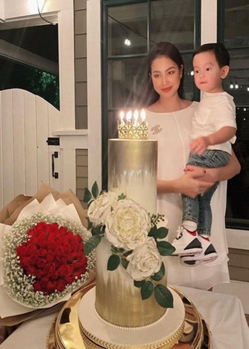 Từ tháng 4/2020 Phạm Hương bắt đầu dính nghi vấn mang bầu lần 2. Cô tiết lộ tăng gần 10kg, gương mặt có phần bầu bĩnh, tròn trịa hơn trước, thường xuyên diện trang phục che vòng 2.
