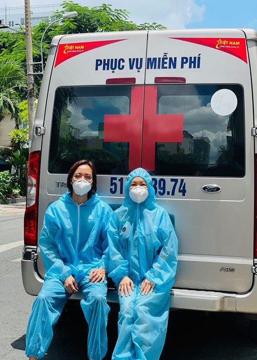 Việc Việt Hương bị trù ẻo nhiễm COVID-19 khiến nhiều khán giả bức xúc. Không ít người cho rằng việc vợ chồng Việt Hương làm từ thiện mùa dịch là nghĩa cử cao đẹp, đáng được trân trọng.