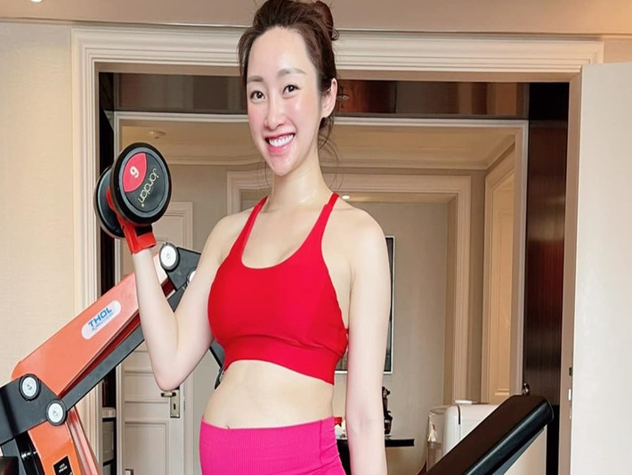 Chi Bảo luôn sát cánh bên Thùy Chang cả ngày, cùng vợ giải quyết công việc. Thùy Chang chia sẻ, ông xã không muốn cô vất vả, áp lực công việc trong lúc bầu bí mà chỉ muốn cô làm cho vui, quên thời gian.