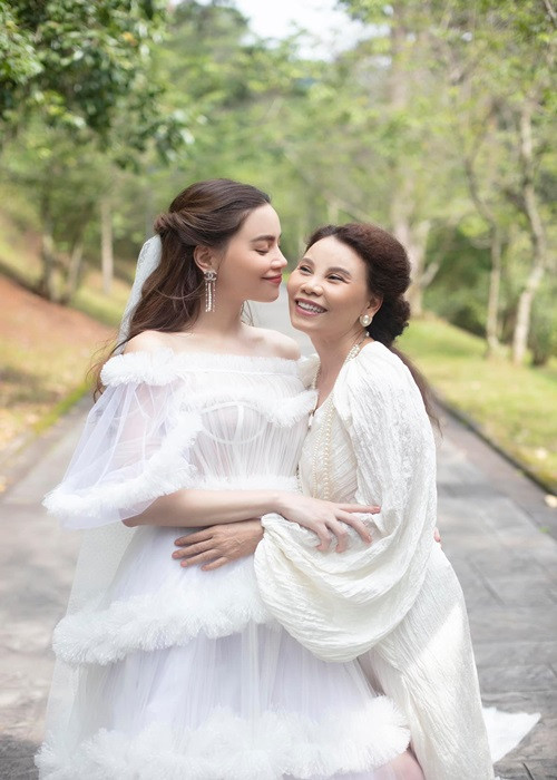 Sau nhiều năm hoạt động nghệ thuật, Hồ Ngọc Hà sở hữu khối tài sản khủng. Là mẹ của nữ hoàng giải trí, bà Ngọc Hương có cuộc sống sang chảnh.
