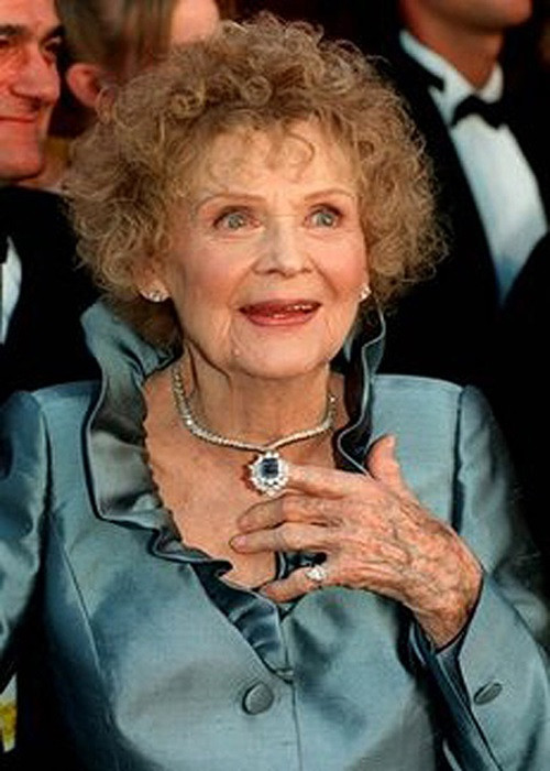 Theo Cosmopoltian, diễn viên Gloria Stuart đóng Rose khi về già trở thành diễn viên được đề cử giải Oscar lớn tuổi nhất (87 tuổi) ở hạng mục Diễn viên phụ xuất sắc nhất. Đến nay, chưa có ai phá được kỷ lục này.