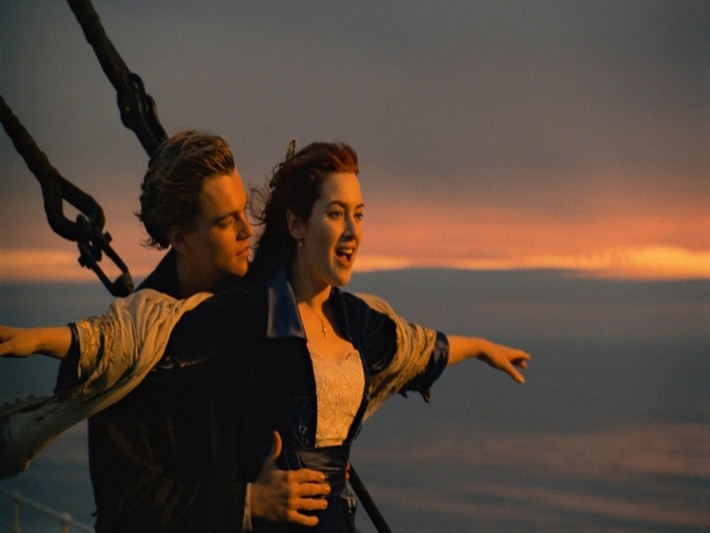 Phim “Titanic” năm 1997 do đạo diễn James Cameron thực hiện. Nội dung phim là câu chuyện tình éo le giữa chàng họa sĩ nghèo Jack (Leonardo Dicaprio) và tiểu thư quý tộc Rose (Kate Winslet) trên con tàu định mệnh Titanic.