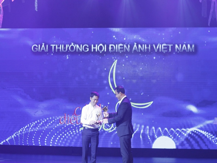 Đặc biệt, phim “Hai đứa trẻ” của Tạ Quỳnh Tư giành giải Cánh diều Vàng 2016 cho Phim tài liệu xuất sắc còn cá nhân anh đoạt giải Đạo diễn xuất sắc ở thể loại tài liệu. Phim còn giúp anh đoạt giải A giải Báo chí quốc gia năm 201 và giải thưởng của ban giám khảo tại Liên hoan phim Quốc tế Hà Nội - HANIFF năm 2018. Ảnh: Thế giới điện ảnh