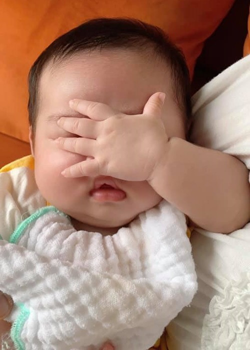 Trên trang cá nhân, nữ ca sĩ Vy Oanh lần đầu đăng tải hình ảnh cận mặt con thứ 3. “Con nghe nói các cô chú muốn xem mặt con hả? Ngại quá, trời ơi là trời”, cô viết.