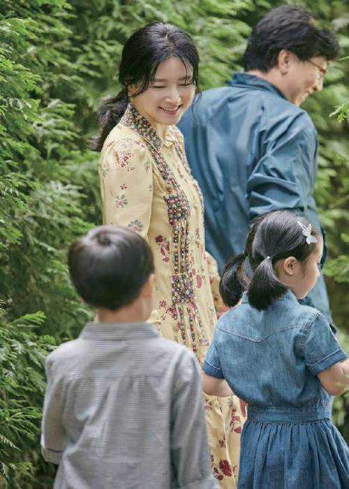 Năm 2009, Lee Young Ae kết hôn với Jeong Ho Young - một doanh nhân người Mỹ gốc Hàn, đám cưới được tổ chức kín đáo ở Hawaii. 2 năm sau, nữ diễn viên phim "Nàng Dae Jang Geum" sinh đôi một trai, một gái. Hiện tại, ở tuổi 50, Lee Young Ae vẫn được xem là “quốc bảo nhan sắc”. Ảnh: News