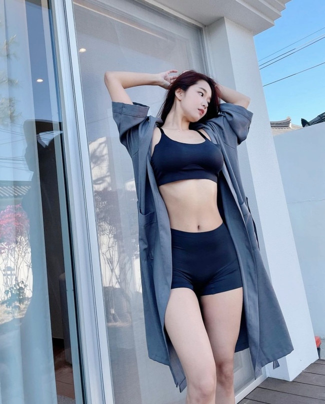 Bên cạnh những lời khen cũng có người phàn nàn về phong cách thời trang của cô bởi người đẹp đã làm mẹ. Từng có người viết bài trên Naver Blog nói về cách ăn vận của cô, cho rằng nó không phù hợp với người đã kết hôn và làm mẹ.