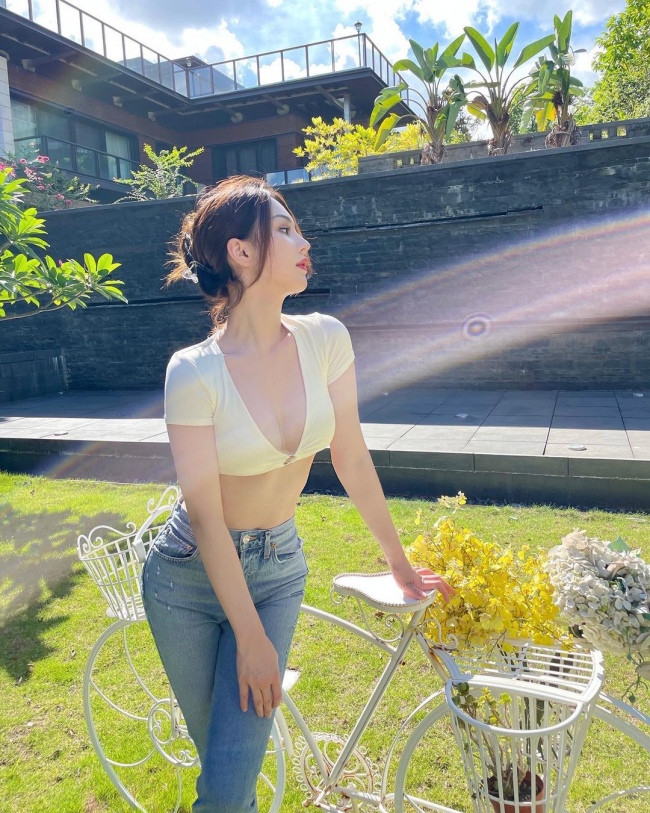 Không phải vô cớ khi người ta vẫn có cái nhìn khắt khe về phong cách ăn mặc của phụ nữ đã sinh con. Có không ít trường hợp các bà mẹ Trung Quốc bị cư dân mạng lên tiếng vì mặc hở đi họp phụ huynh, đi đón con.
