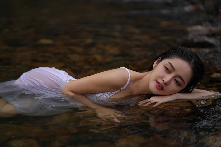 Hot girl Yuri gây chú ý khi đăng tải loạt ảnh tắm suối trên trang cá nhân.
