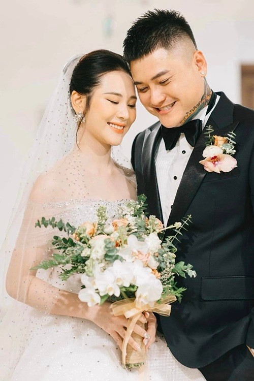 Vũ Duy Khánh và vũ công Phương Anh đăng ký kết hôn năm 2021. 1 năm sau đó, cặp đôi tổ chức đám cưới.