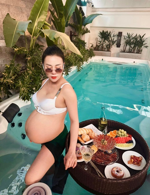 Phương Oanh chia sẻ, hiện tại, cô tăng 20 kg khi mang bầu đôi.