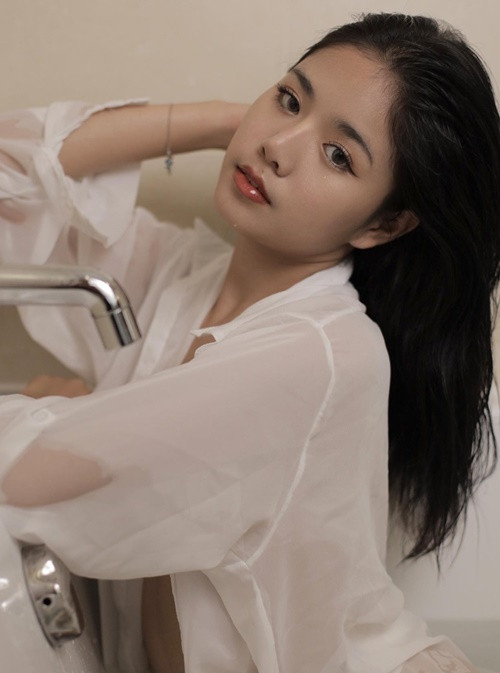 Kawinthip cũng từng nhận được sự chú ý của fan khi đăng ảnh ướt át trong bồn tắm.