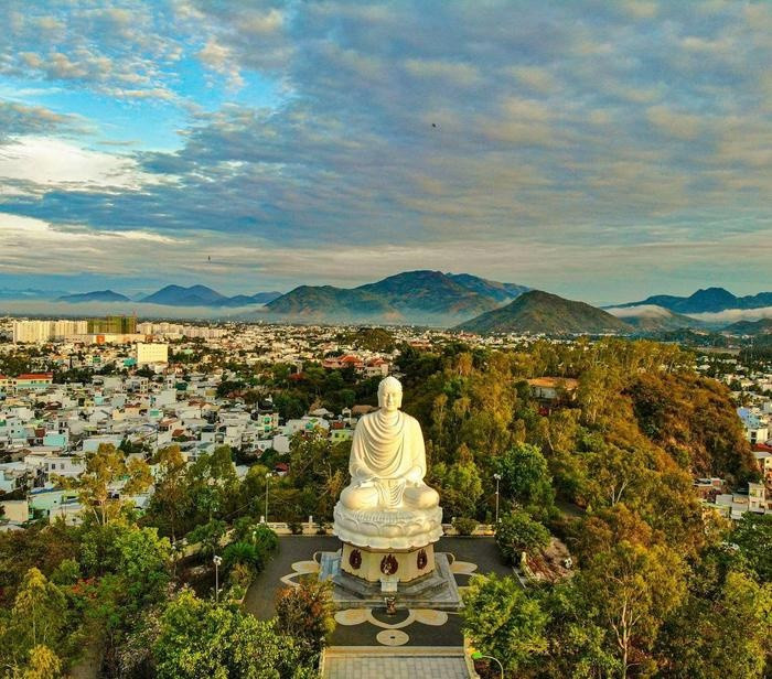 Chùa Long Sơn còn gọi là Long Sơn Tự ở Nha Trang là một nơi linh thiêng và tôn nghiêm. Ngôi chùa với diện tích hơn 1600m2 là nơi cư ngụ của hàng trăm bức tượng phật được làm hoàn toàn bằng đồng.