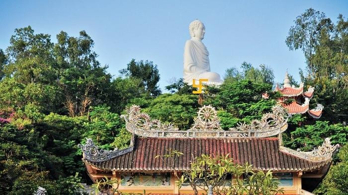 Được xây dựng lâu đời từ những năm Pháp thuộc, chùa Long Sơn là niềm tự hào của người dân Nha Trang và cả tỉnh Khánh Hòa. Chùa mở cửa từ 7h – 17h hàng ngày và nằm ở địa chỉ số 22 đường 23 tháng 10, thành phố Nha Trang, bạn có thể tự do ra vào chùa.
