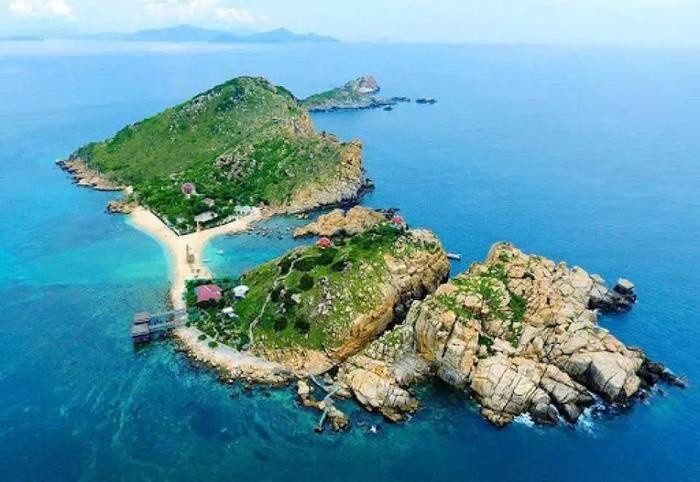 Địa điểm du lịch Nha Trang tiếp theo phải kể tới đó là đảo Hòn Mun – hòn đảo có phong cảnh tuyệt đẹp, nước biển trong vắt nhìn được thấy đáy mà có khu vực đáy biển không quá sâu nên bạn có thể lặn biển ngắm san hô tại đây. Khi tới đảo Hòn Mun, nếu bạn không thích lặn biển ngắm san hô thì bạn còn có thể đi quanh đảo tham quan, chụp ảnh hay đi tắm biển và chơi các môn thể thao dưới nước cũng rất thú vị.