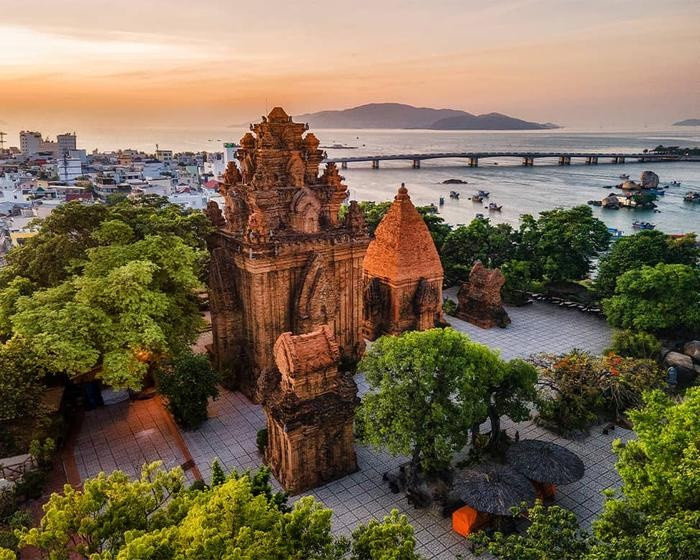 Khu di tích tháp Bà Po Nagar là một địa điểm tham quan ở Nha Trang mà bạn nên đến là vì đây là một trong những công trình thuộc quần thể kiến trúc văn hóa Chăm Pa có quy mô lớn nhất còn sót lại ở miền Trung, Việt Nam. Đến tháp Bà, bạn còn có dịp được nghe kể về những truyền thuyết xung quanh địa điểm này.