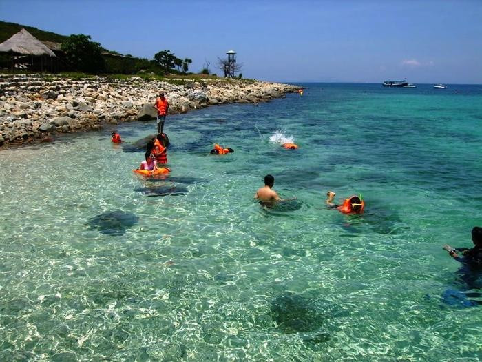 Đảo Hòn Mun thường là điểm đến trong tour du lịch 3 – 4 đảo tại Nha Trang, bạn có thể đến cảng Cầu Đá tại Nha Trang để mua vé tàu đi tham quan đảo Hòn Mun.