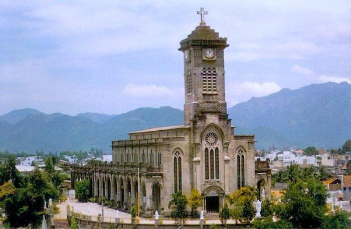 Nhà thờ sở hữu lối kiến trúc Gothic vô cùng đặc trưng. Đặc điểm nổi bật nhất chính là khu vực trần với các vòm cuốn hình múi uốn cong có độ cong thoải, cùng hướng lên bầu trời và tụ lại tại một điểm. Trần nhà được trang trí đơn giản, dùng chính vật liệu là những khối đá lập thể nhỏ tạo nên họa tiết lặp lại vừa hài hòa, giản dị lại không làm mất đi tính trang nghiêm của chốn thờ phụng. Bên cạnh đó, cách sắp xếp và lắp các loại kính nhiều màu, nhiều hình ảnh ngay hướng Đông và Tây để ánh nắng chiếu vào đã kiến tạo nên một không gian nhà thờ đậm chất nghệ thuật. Bạn có thể hỏi đường đến nhà thờ này bằng nhiều tên gọi dân dã khác nhau như nhà thờ Nha Trang, nhà thờ Ðá, nhà thờ Ngã Sáu nhưng phổ biến hơn cả vẫn là tên gọi Nhà thờ Núi.