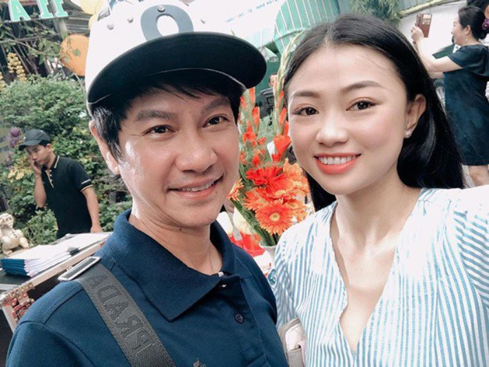 Cặp đôi gặp gỡ khi tham dự một bữa tiệc sinh nhật. Mỹ Linh - bà xã Lê Huỳnh - kém chồng 30 tuổi nhưng thông minh, xinh đẹp, thu hút nam diễn viên từ lần đầu gặp. Năm 2015, cả hai chính thức về chung một nhà. Họ đang sống trong một căn chung cư ở TP.HCM.