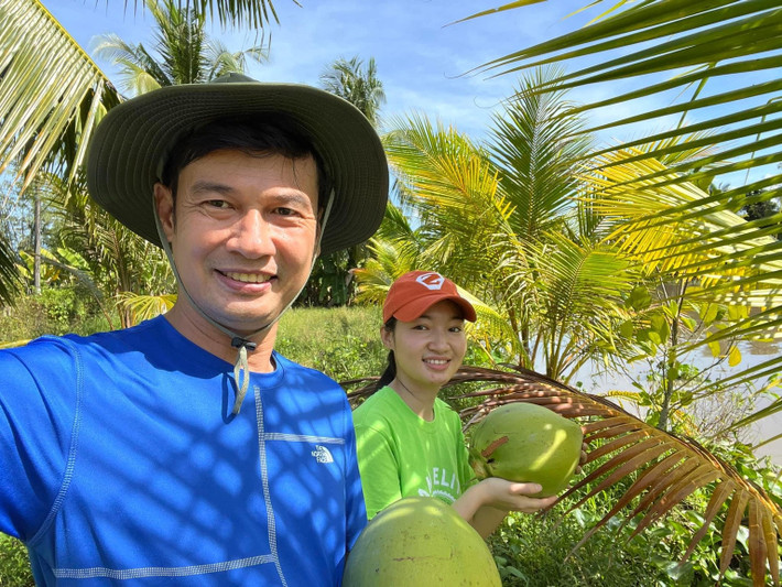 Với Tiết Cương, sau nhiều năm bôn ba, đã đến lúc muốn dành thời gian nghỉ ngơi bên tổ ấm nhỏ. Cuộc sống thanh bình ở quê nhà, tránh xa sự ồn ào phố thị là điều anh mong mỏi khi về hưu.