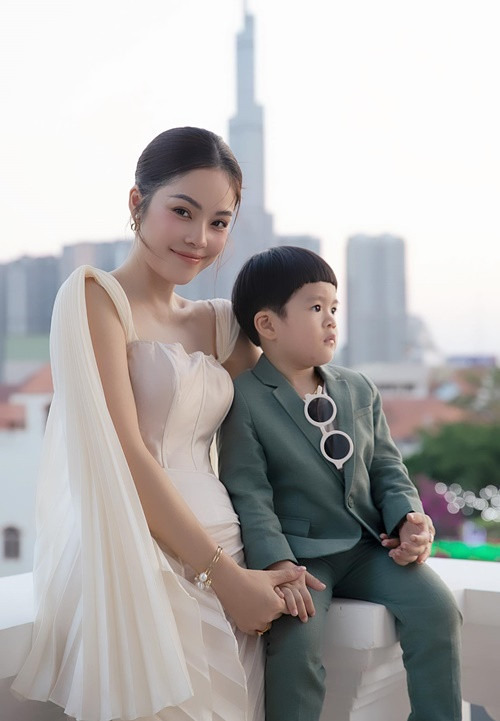 Năm 2020, Dương Cẩm Lynh sinh con trai thứ hai. Nữ diễn viên giấu hoàn toàn chuyện bầu bí lần 2 cũng như danh tính bố của con.