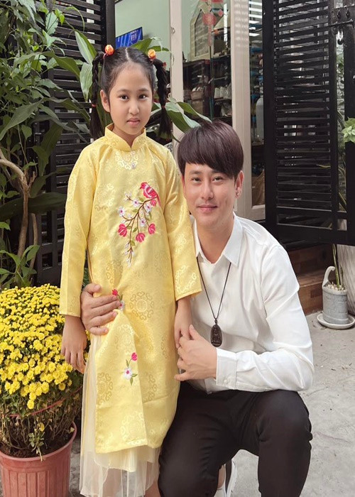 Khi mọi thứ đã sẵn sàng, Ưng Đại Vệ quyết định giới thiệu thiên thần nhỏ của mình với khán giả. Theo nam ca sĩ, người hâm mộ không chỉ đón nhận con gái anh mà còn gửi tặng quà cho cô nhóc.