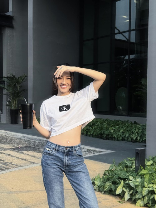 Bảo Anh hiện tại thoải mái khoe eo thon. Ảnh: FBNV.