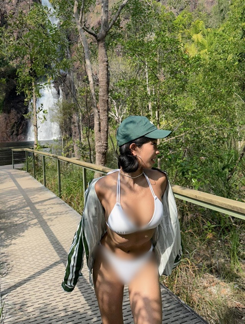 Mới đây, loạt ảnh hot girl Esther giữa chốn rừng sâu nước thẳm nhận được sự chú ý của nhiều cư dân mạng.