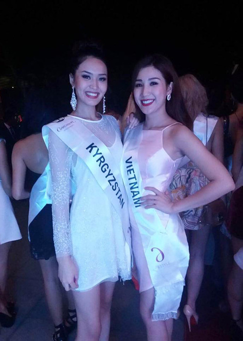 Đại diện của Việt Nam tự tin đọ sắc cùng người đẹp đến từ Kyrgyzstan trong bữa tiệc tối nằm trong khuôn khổ cuộc thi. (Ảnh: FBNV)