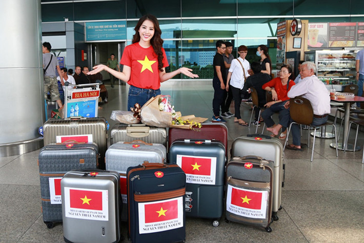 Trước đó, vào chiều 6/10, Nam Em đáp chuyến bay sang Philippines để tham gia Hoa hậu Trái Đất 2016. Trong chuyến đi này, cô mang theo 11 vali với tổng trọng lượng khoảng 150 kg. (Ảnh: VOV)