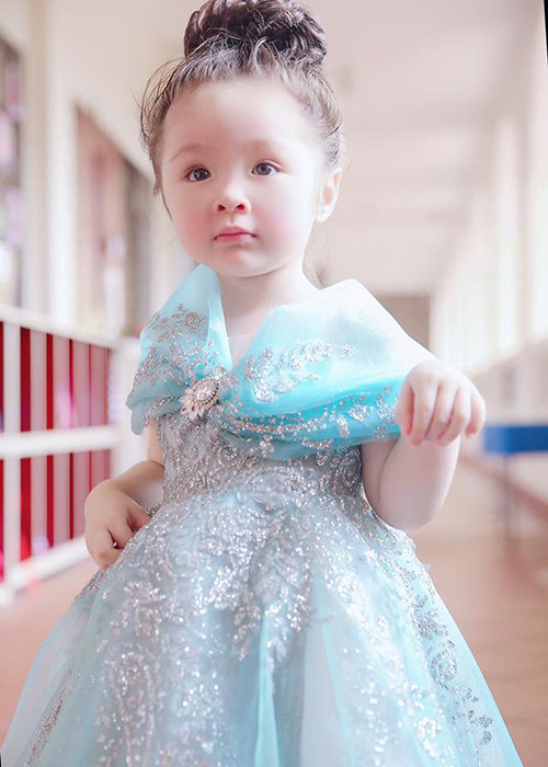 Bộ ảnh của bé Mộc Trà do Elly Trần đăng tải nhận được nhiều lượt thích và chia sẻ.