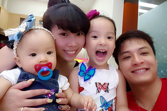 Trong khi đó, vợ chồng nam diễn viên Hồng Đăng lại có hai nhóc tì là hai cô con gái xinh xắn, đáng yêu.
