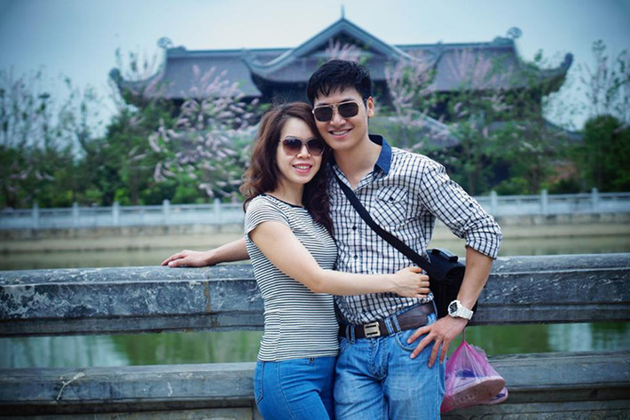 Với Mạnh Trường, năm 2008, anh làm đám cưới ở tuổi 23. Vợ của nam diễn viên bằng tuổi chồng. Cả hai từng học chung trường cấp 2 và có 6 năm gắn bó trước khi kết hôn.