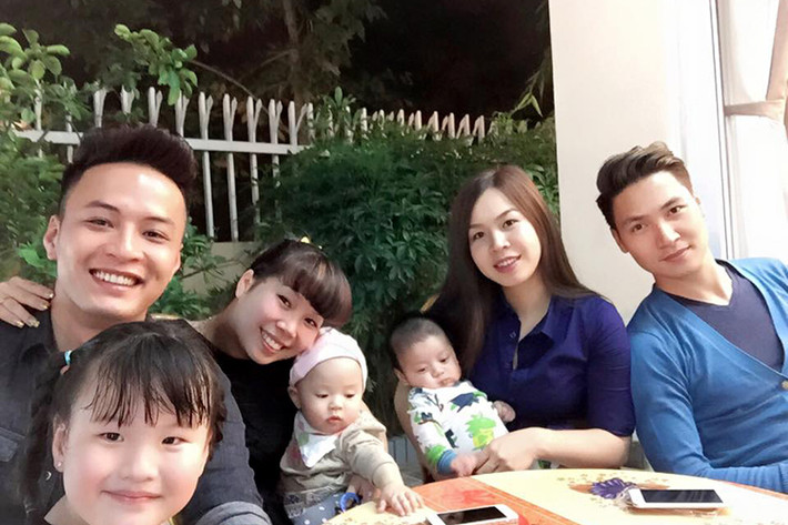 Đôi bạn Huy - Sơn của “Zippo, mù tạt và em” có những điểm chung thú vị. Theo đó, cả hai đều kết hôn sớm với “nửa kia” làm ngoài ngành giải trí.