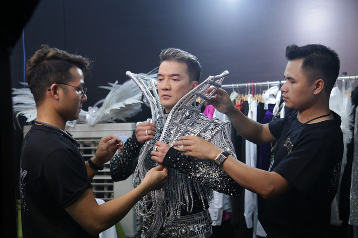 Tối ngày 1/10, liveshow kỷ niệm 20 năm ca hát của Đàm Vĩnh Hưng mang tên “Diamond Show” đã diễn ra tại TP HCM với đêm diễn đầu tiên.