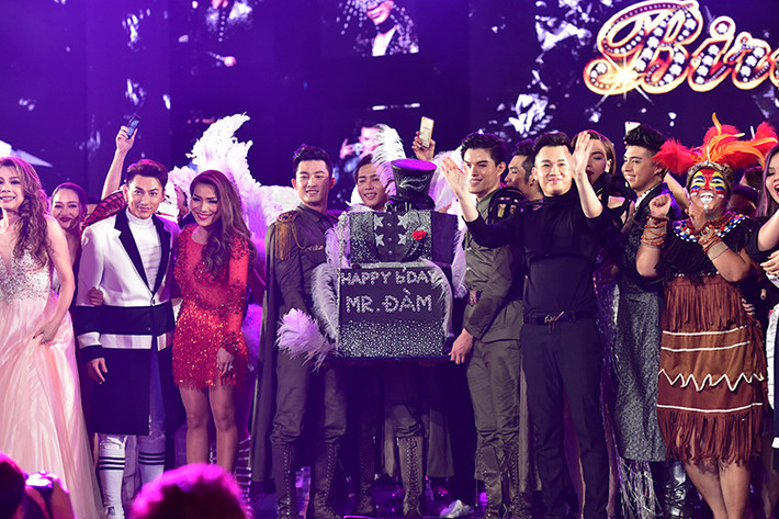 Tối qua (2/10), trên sân khấu liveshow “Diamond Show”, ê-kíp và đồng nghiệp đã bất ngờ tổ chức sinh nhật dành cho Đàm Vĩnh Hưng.