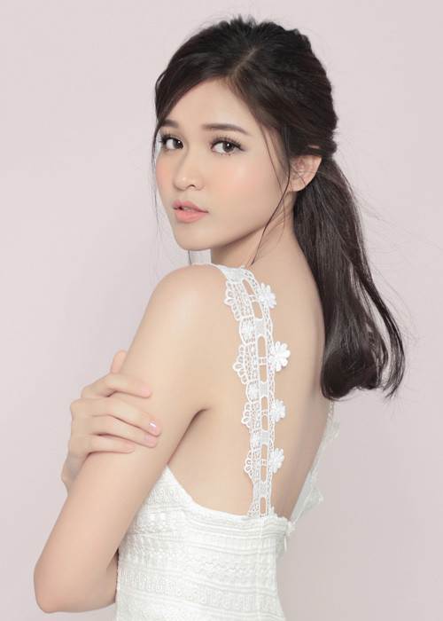 "Tôi luyện từ thần thái, suy nghĩ và kiến thức đều cần thiết. Nếu chưa đủ độ chín mà bạn quyết định tăng tốc, đôi giày lung linh kia hoàn toàn có thể khiến bạn vấp ngã", người đẹp tâm sự.